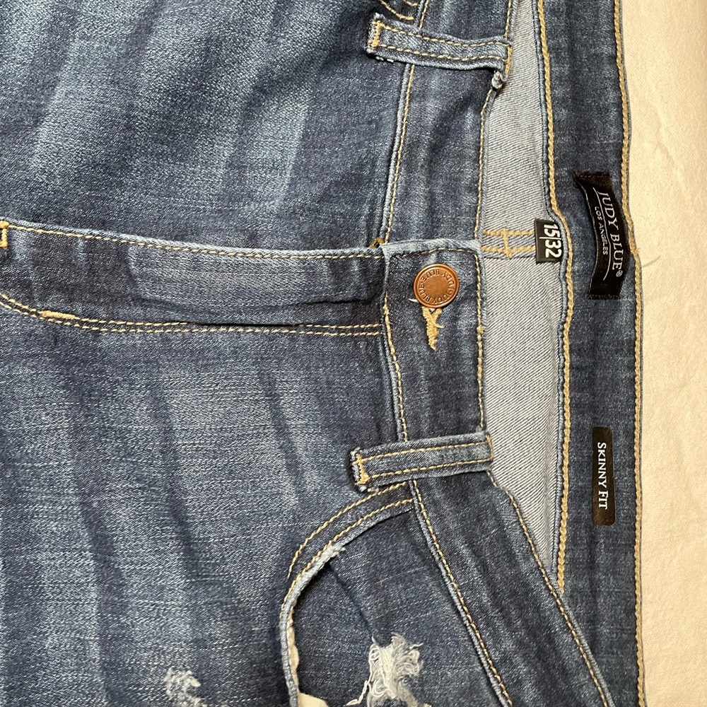 Judy Blue’s Women's Skinny Jeans - Distressed Denim